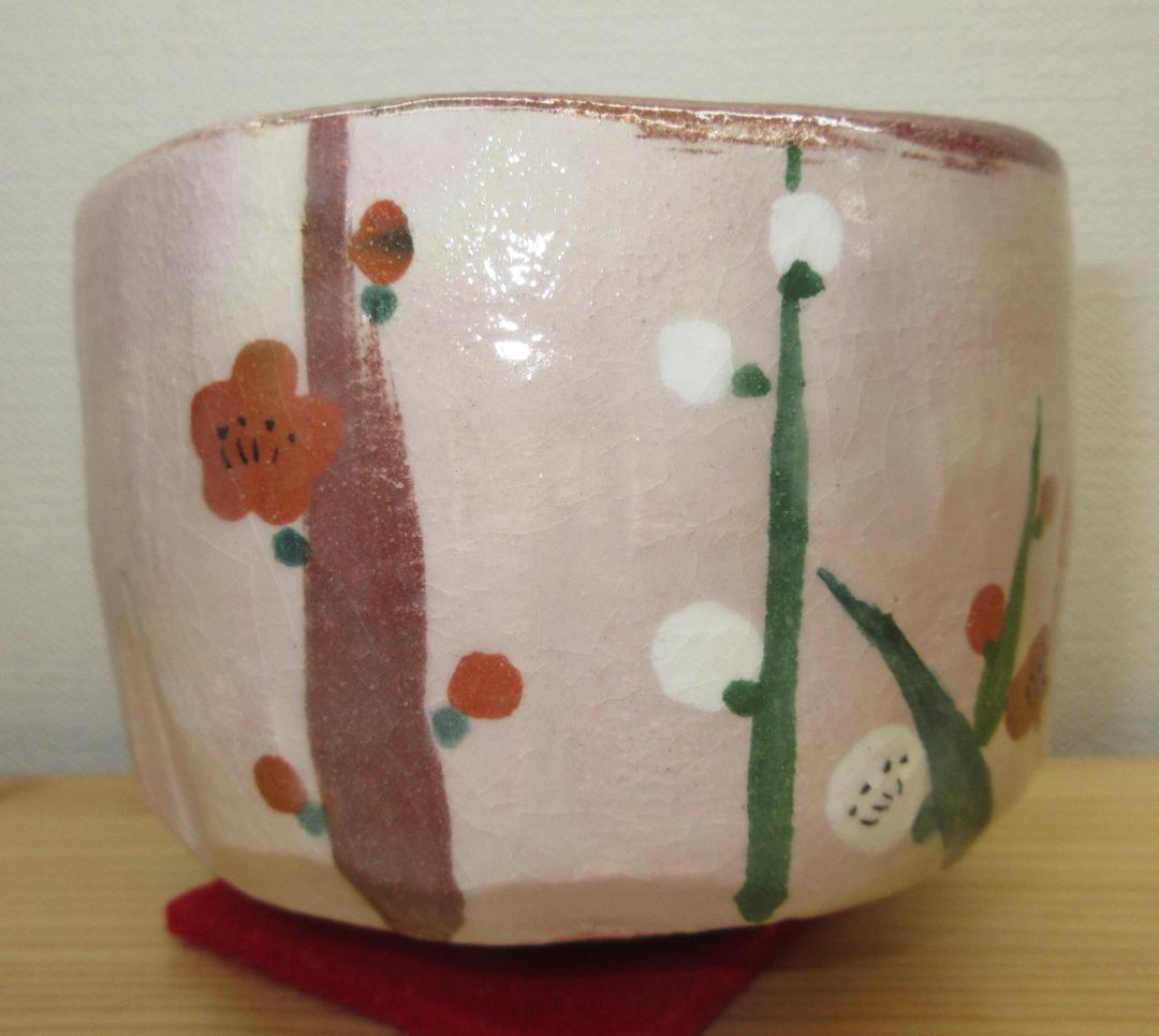 送料込【逢絢亭・新品】茶道具 茶碗 楽焼 槍梅の絵 吉村楽入 共箱入り