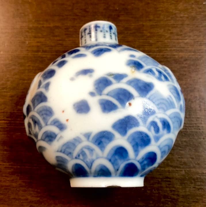 中国骨董　成化年製　染付白抜龍紋　鼻煙壺　康熙時期