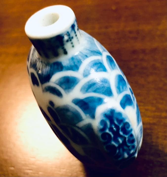中国骨董　成化年製　染付白抜龍紋　鼻煙壺　康熙時期