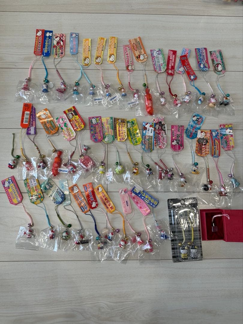 ハローキティ　ご当地根付け　ストラップ　149点