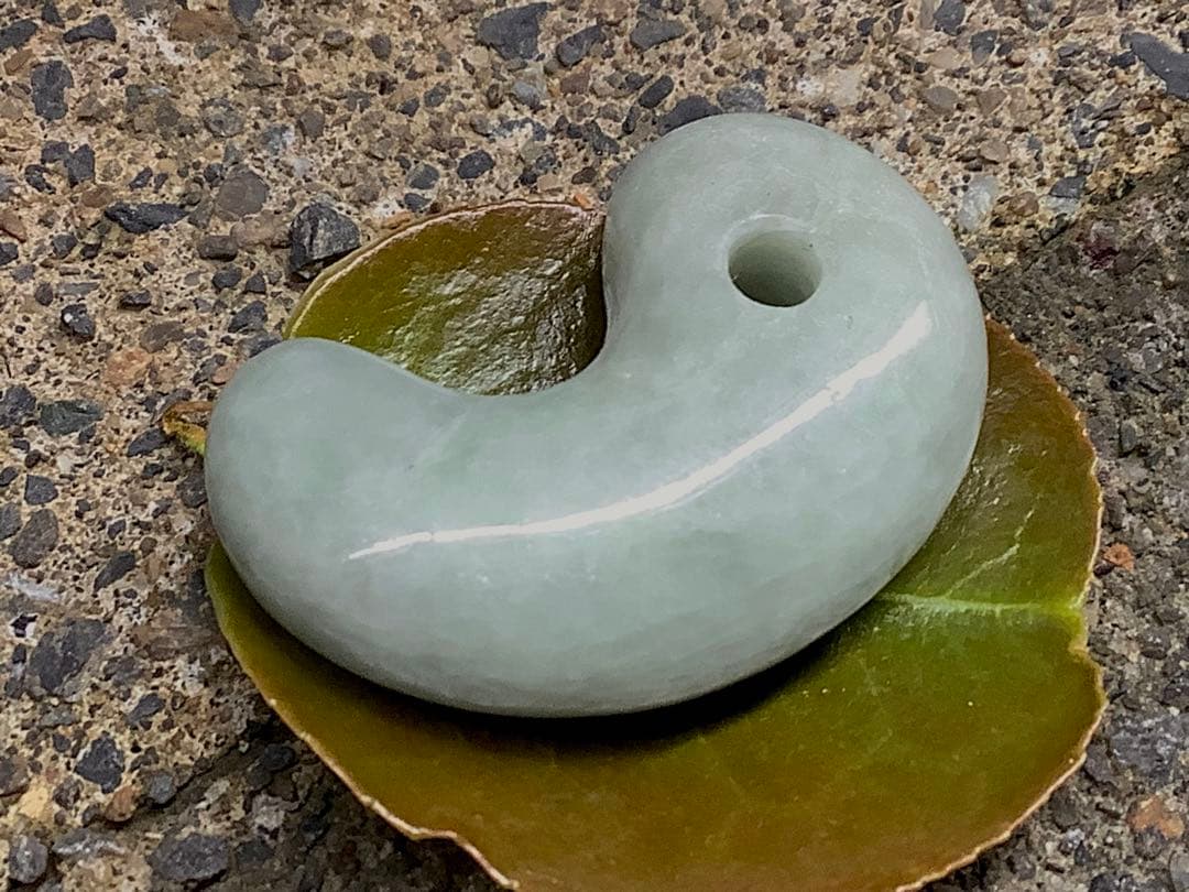 お身近に✳品質*価格に自信の糸魚川翡翠勾玉　守護石*お守りに　鑑別書取得の本物を