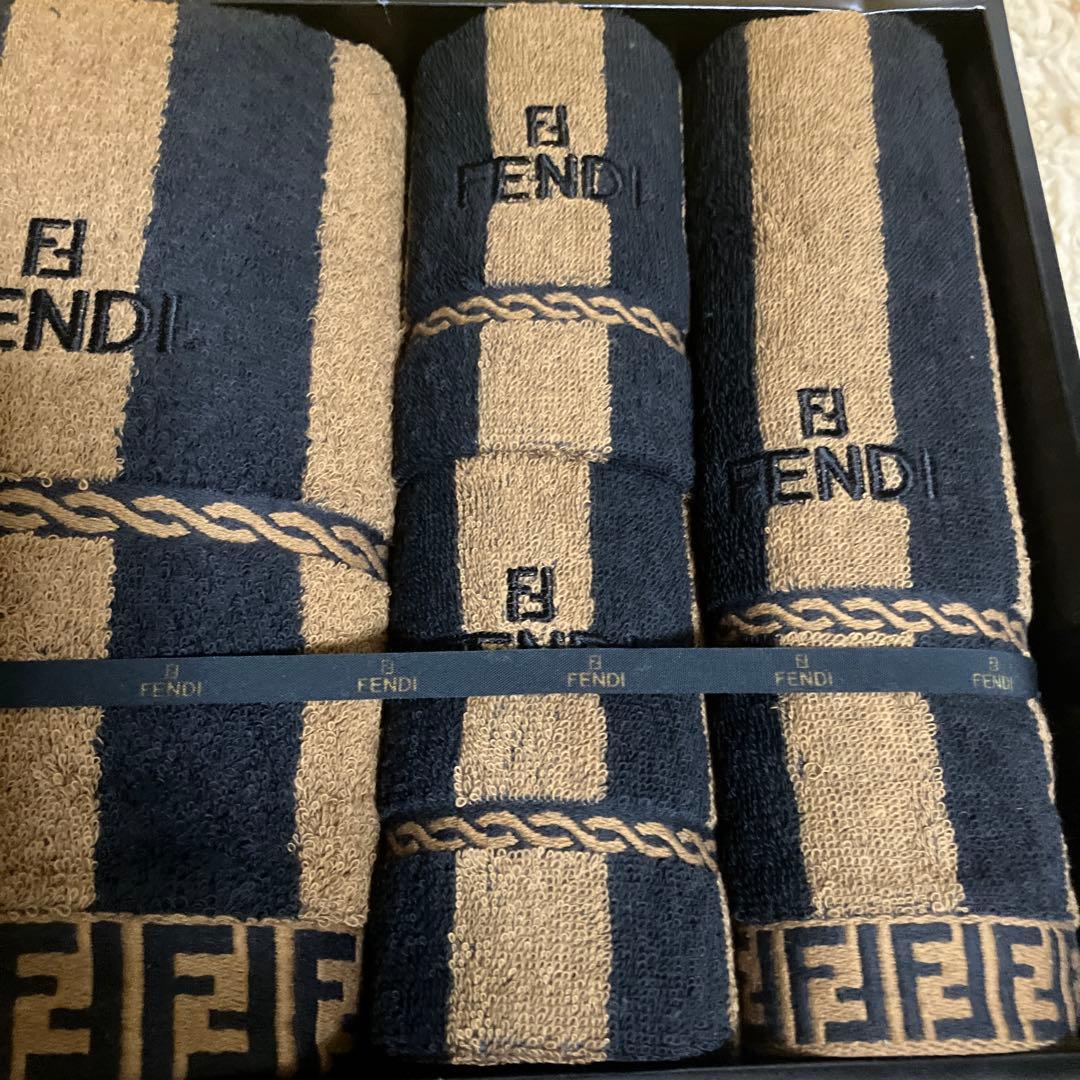 FENDI フェンディタオルセット新品　共箱　バスタオル＆フェイス＆ウォッシュ