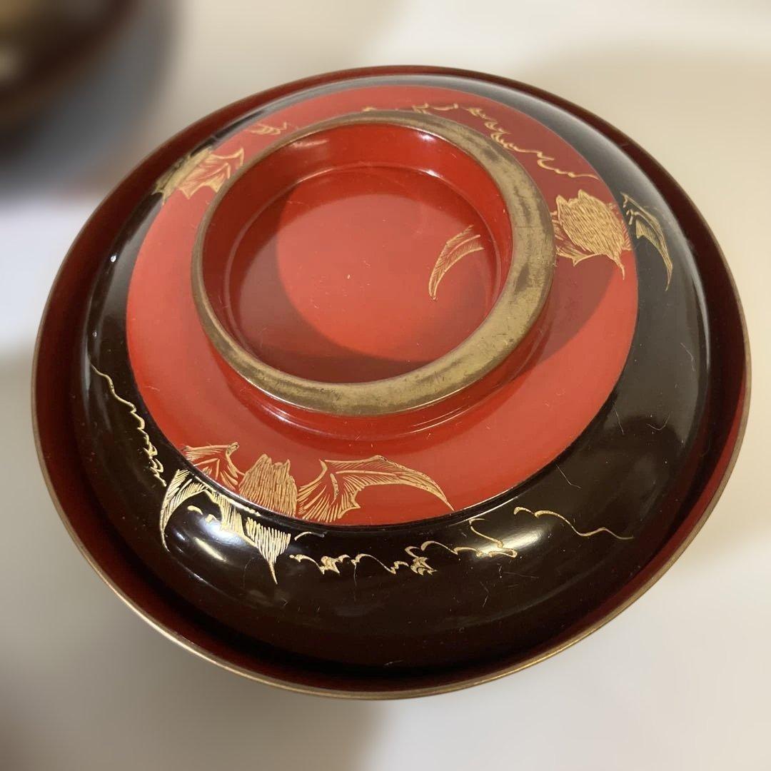 黒塗に蓋・内朱塗の金蒔絵木製漆器椀五客／蓋に希少な意匠「（三日月の）月輪に蝙蝠」