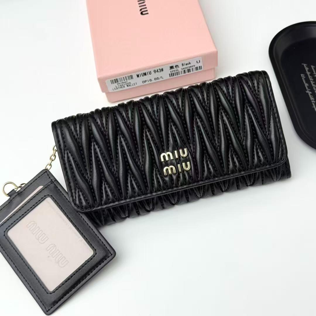 miumiu マテラッセ 二つ折り財布 ブラック