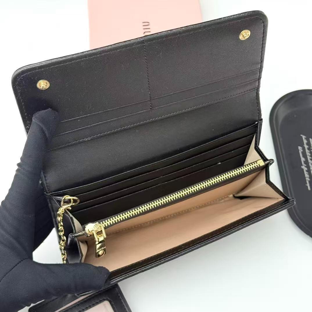 miumiu マテラッセ 二つ折り財布 ブラック