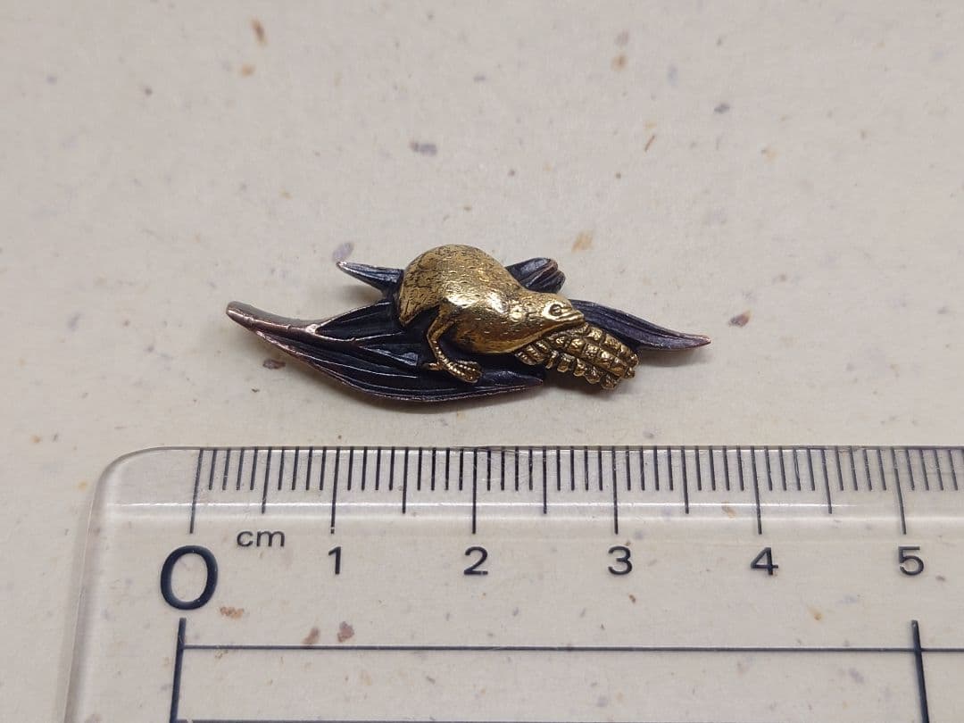 目貫、赤銅地に、鳥と粟穂図