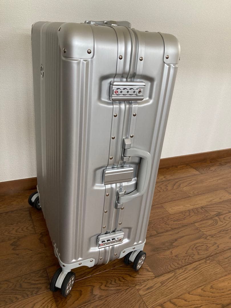 【新品未使用非売品】Mercedes シルバー キャリーケース