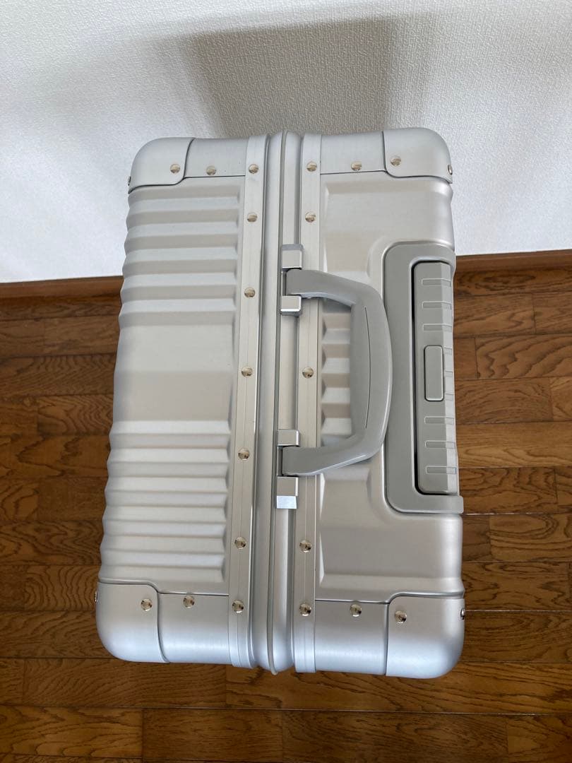 【新品未使用非売品】Mercedes シルバー キャリーケース