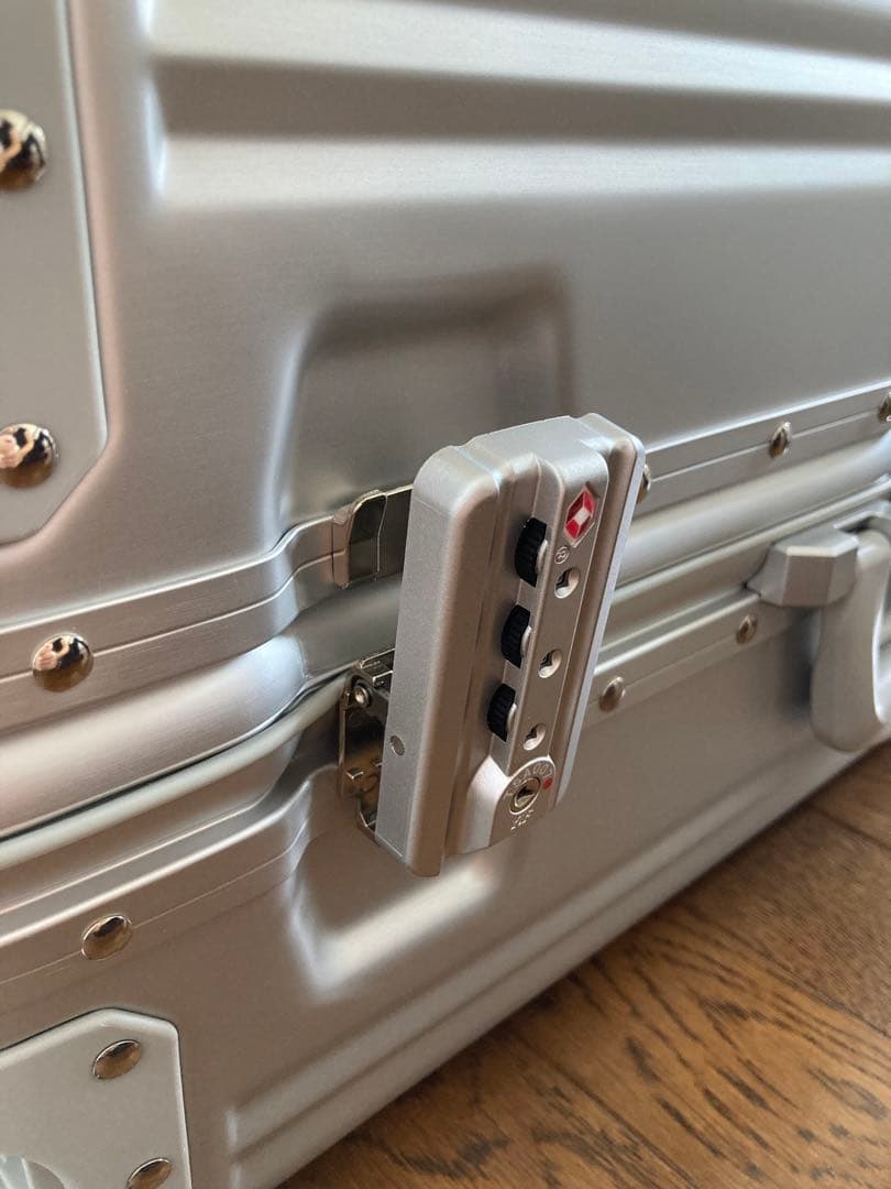 【新品未使用非売品】Mercedes シルバー キャリーケース