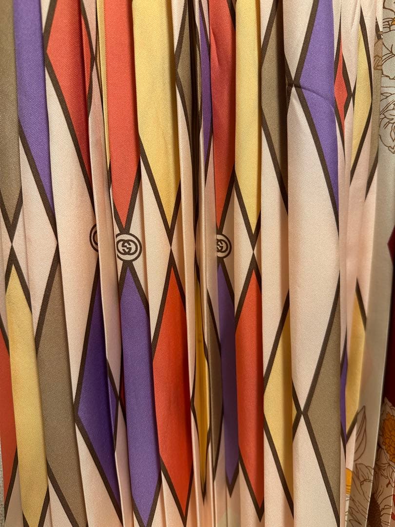 ゆ*ん様 GUCCI イタリア製　シルク プリーツスカート