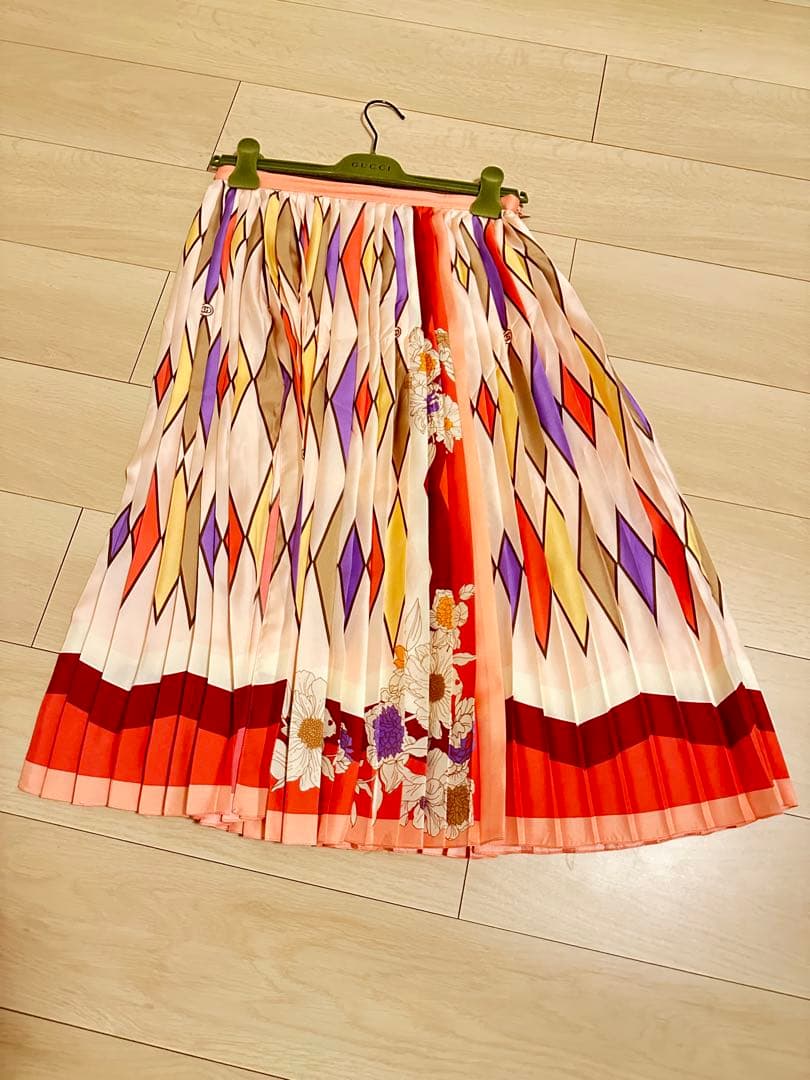 ゆ*ん様 GUCCI イタリア製　シルク プリーツスカート