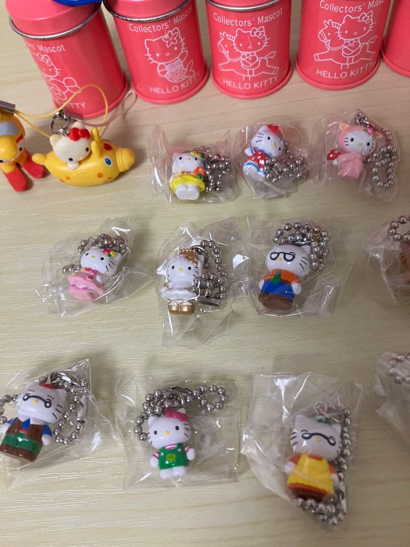 サンリオ　ハローキティ　コレクターズマスコット15個＋リプトンマスコット2個