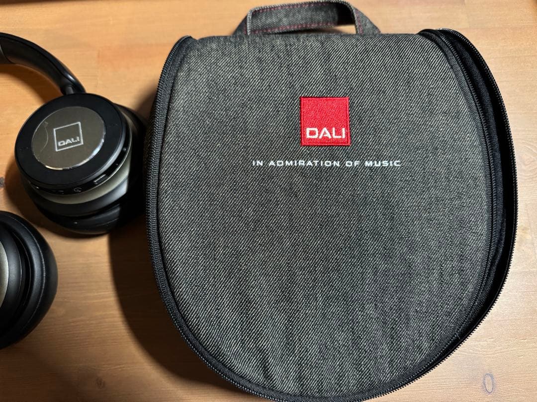 限定値引き　DALI ワイヤレスヘッドホン IO6 純正ケース付き