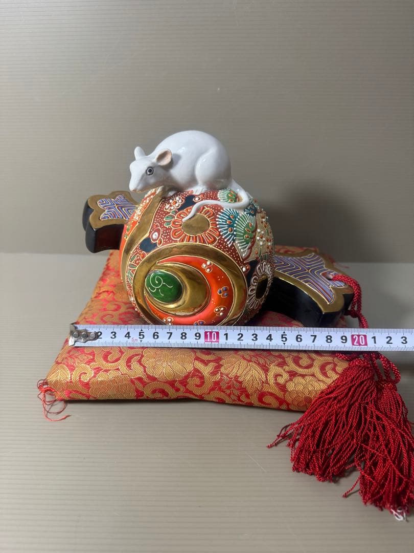 2118九谷焼 時代色絵 小槌に白ねずみ 干支置物　十二支子 縁起物　座布団付き