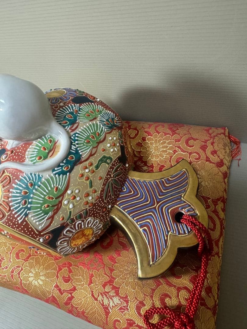 2118九谷焼 時代色絵 小槌に白ねずみ 干支置物　十二支子 縁起物　座布団付き