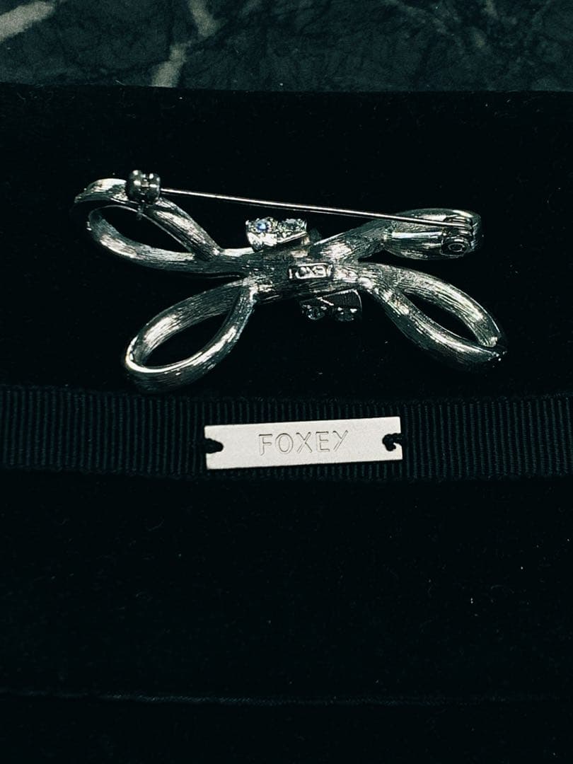 まっちゃぱふぇFOXEY ブローチ クリア ラインストーン リボンモチーフ