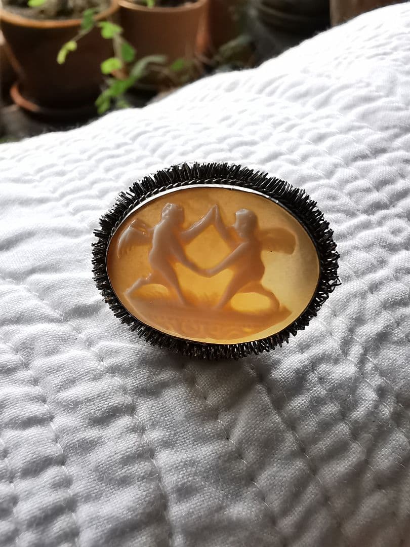 アンティーク シェルカメオブローチ 手を繋ぐ天使達 真鍮 銅ヤーン 兼ネックレス