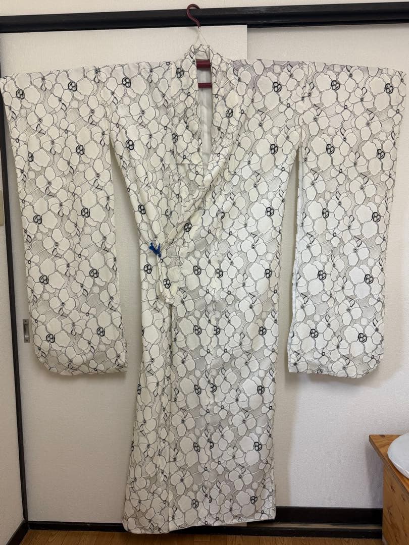 白地に黒花柄 のレース振袖です