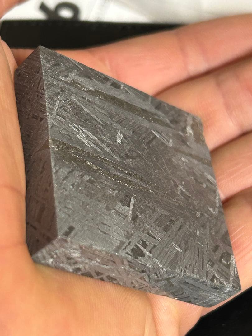 アルタイ鉄隕石。美しい四角形。約212.12g