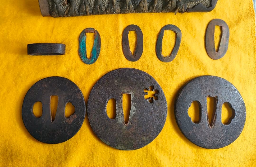 黒い刀の装飾品セット(刀身無し)