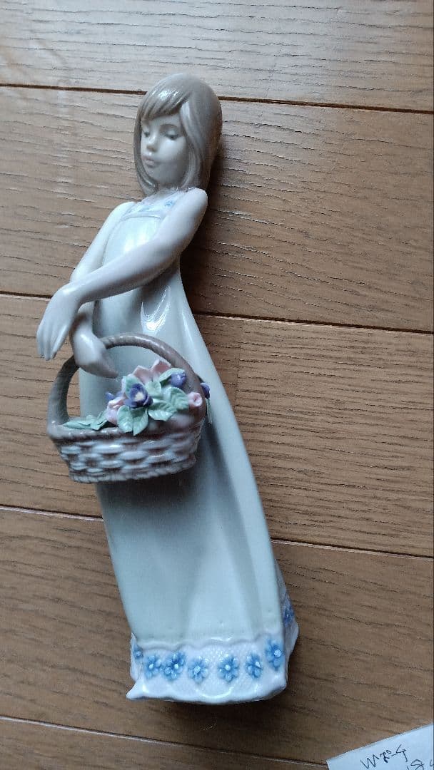 ポーセリンアート　リヤドロ人形　　花籠を持つ少女