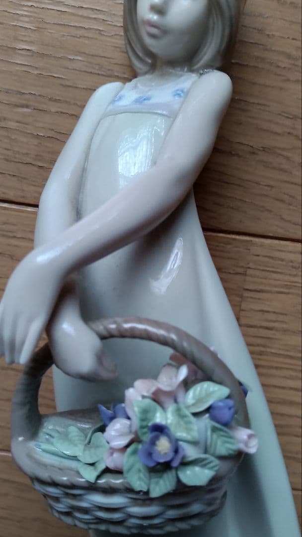 ポーセリンアート　リヤドロ人形　　花籠を持つ少女