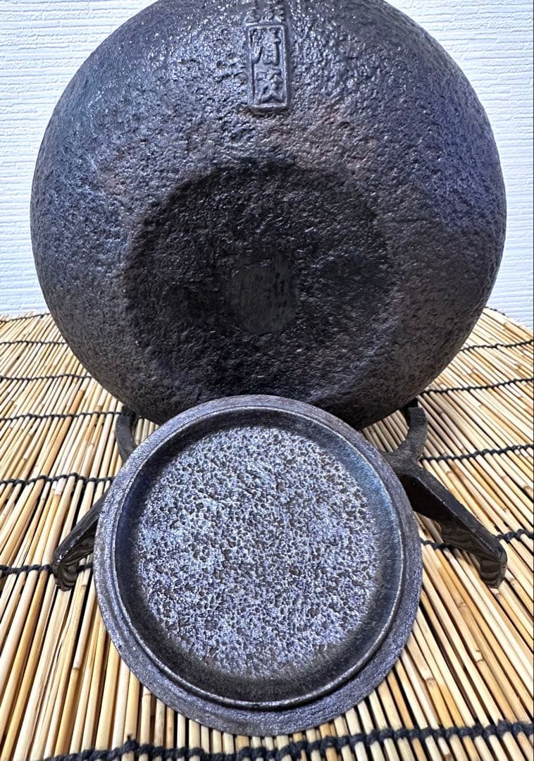 ＵＳＥＤ品 南部清茂造　１５型松文様　鉄瓶　南部鉄瓶　南部鉄器　鉄瓶