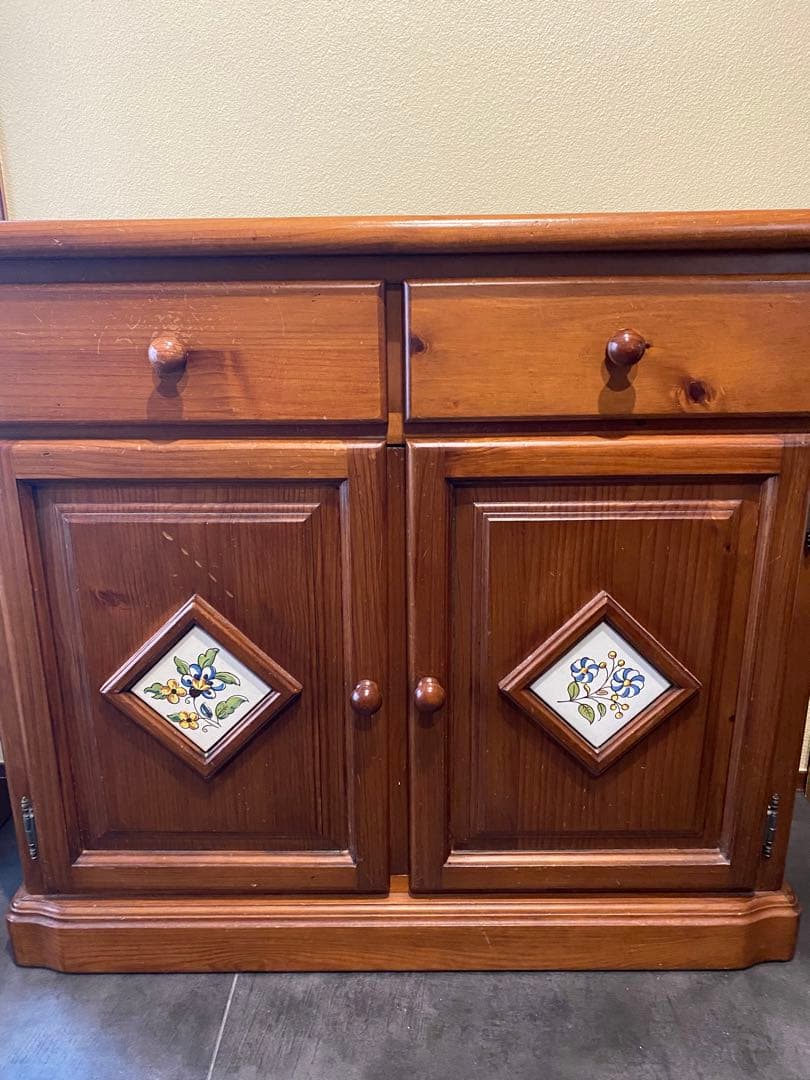 （りりり）送料込み　スペイン製　木製キャビネット