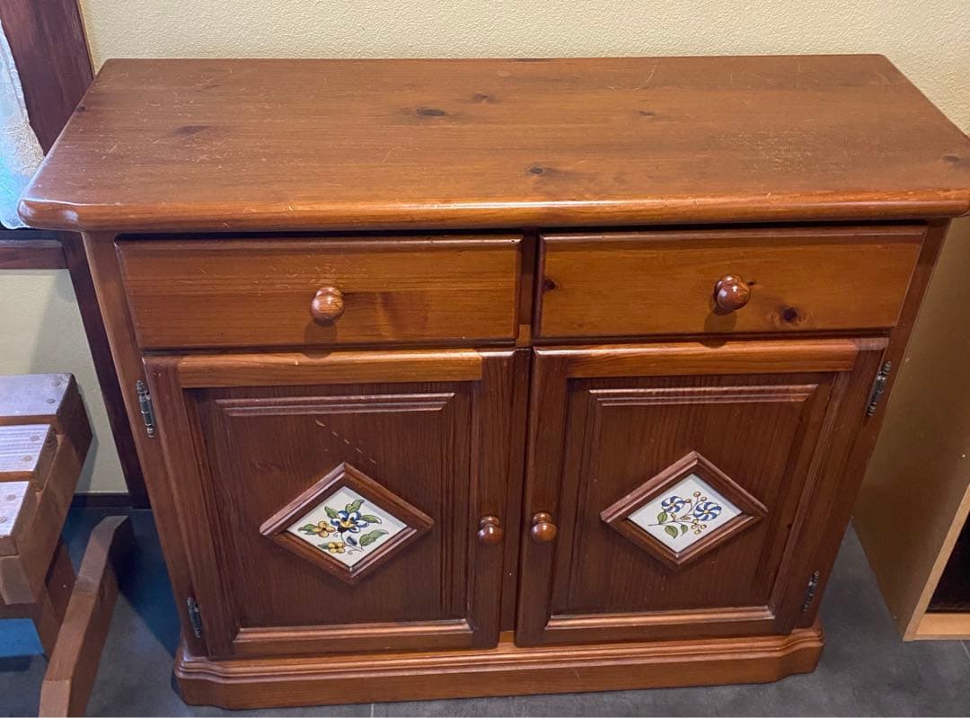 （りりり）送料込み　スペイン製　木製キャビネット