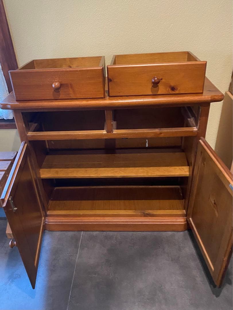 （りりり）送料込み　スペイン製　木製キャビネット