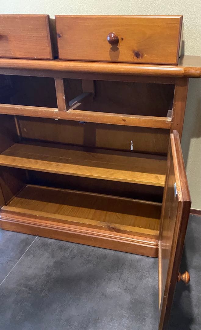 （りりり）送料込み　スペイン製　木製キャビネット