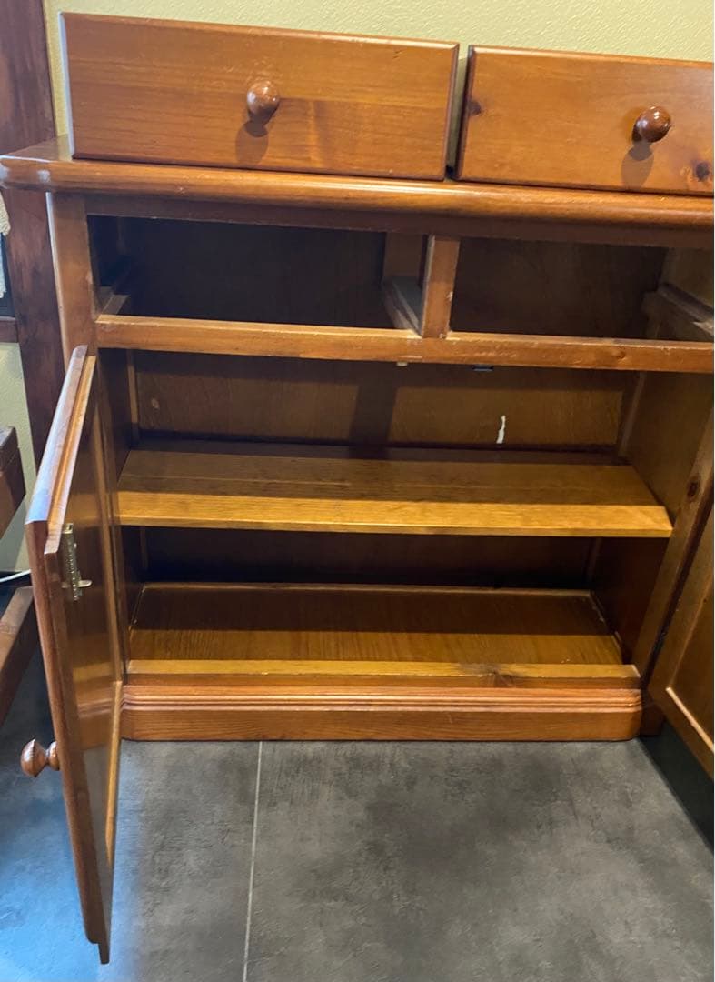 （りりり）送料込み　スペイン製　木製キャビネット