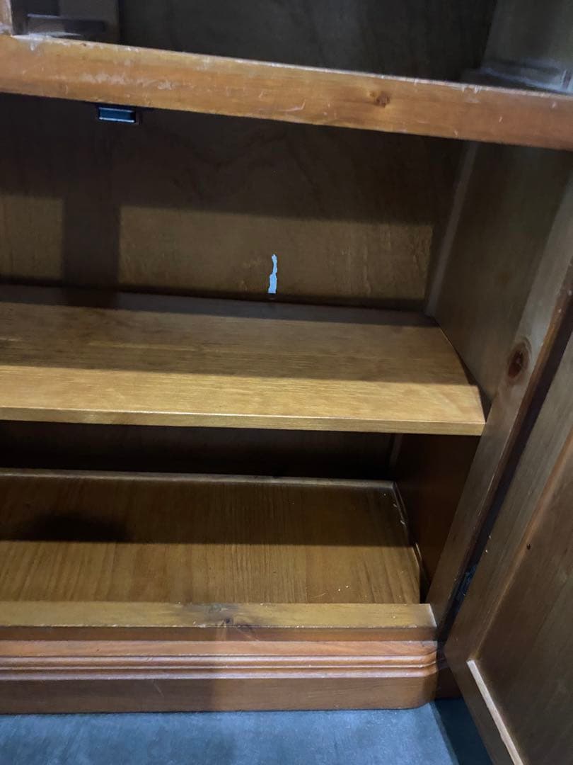 （りりり）送料込み　スペイン製　木製キャビネット