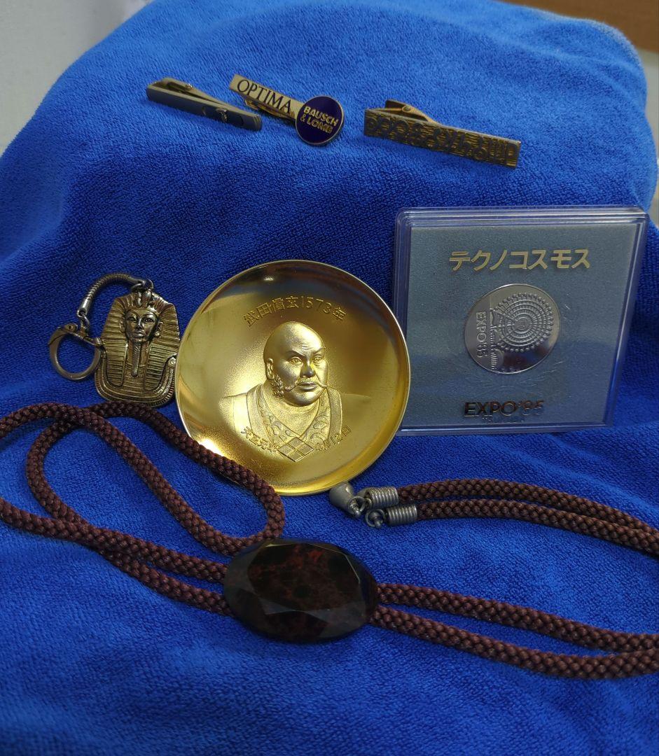 遺品整理タイピン、金杯、記念天然石ループタイ計7点