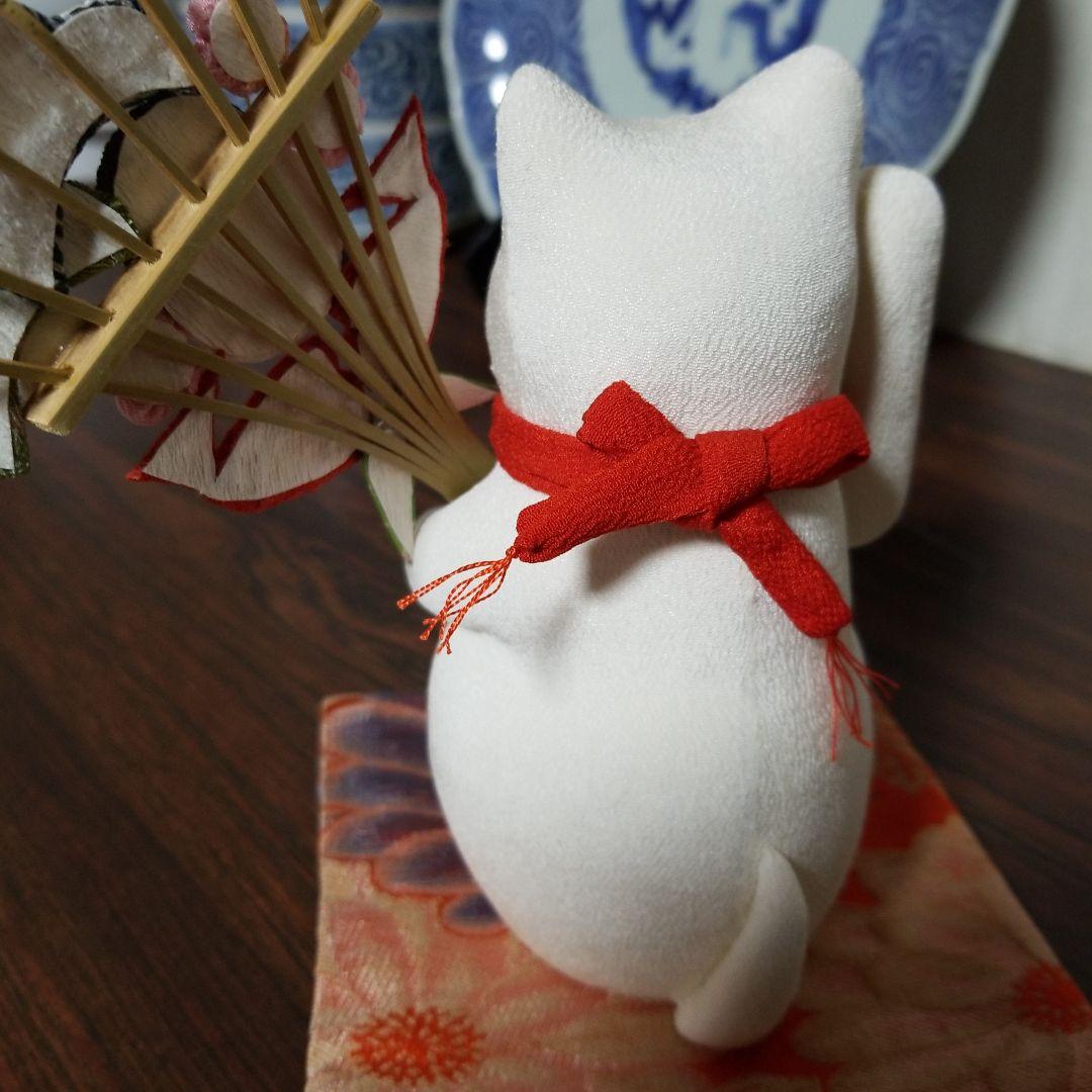 くまでを持った招き猫