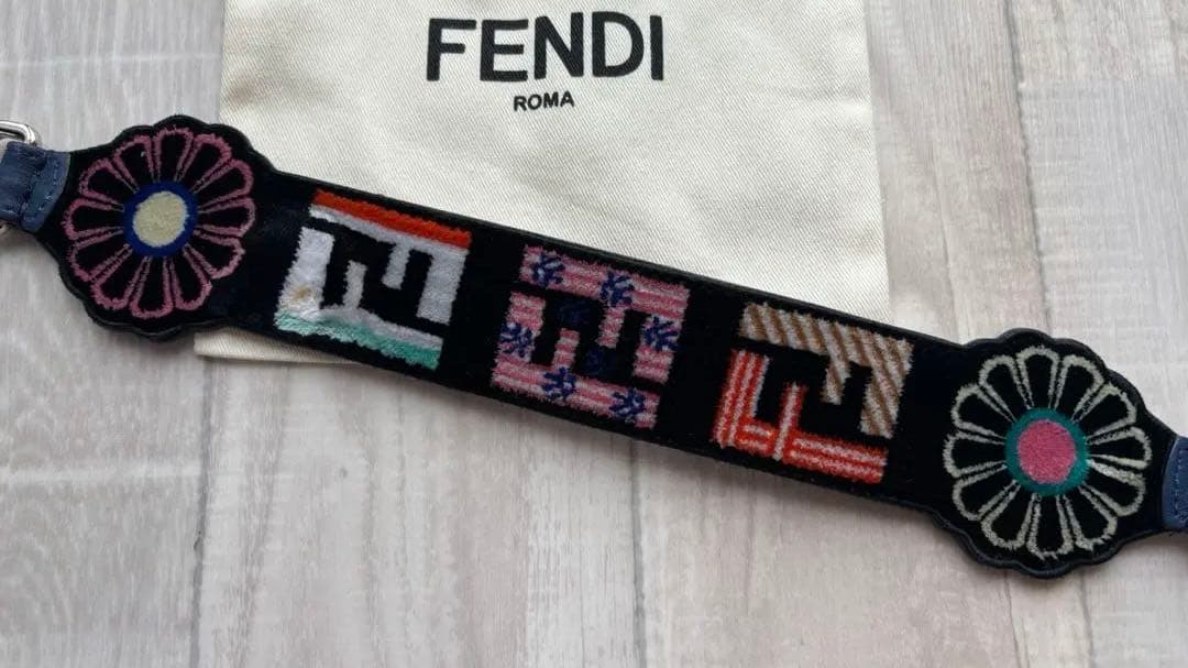 FENDI ⭐︎フェンディミニストラップユー シルバー金具 ⭐︎バッグチャーム