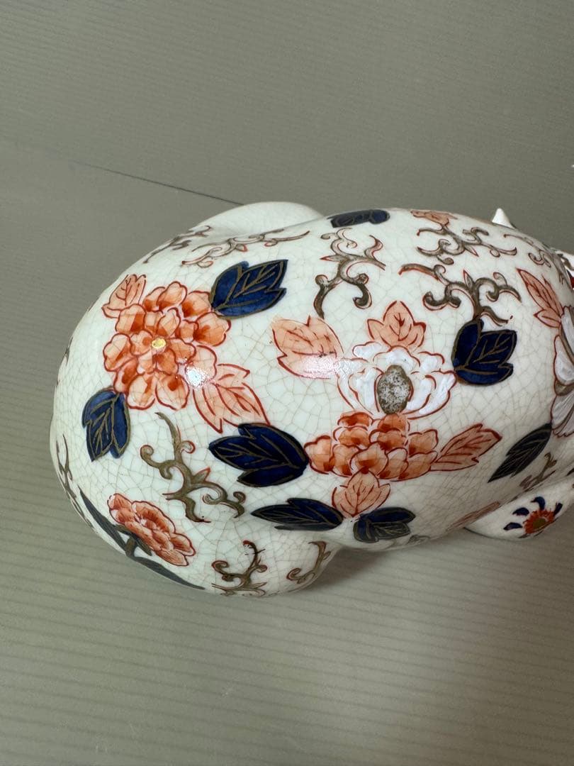 2780 伊万里　眠り猫　金鈴　 牡丹花文様　置物　縁起物