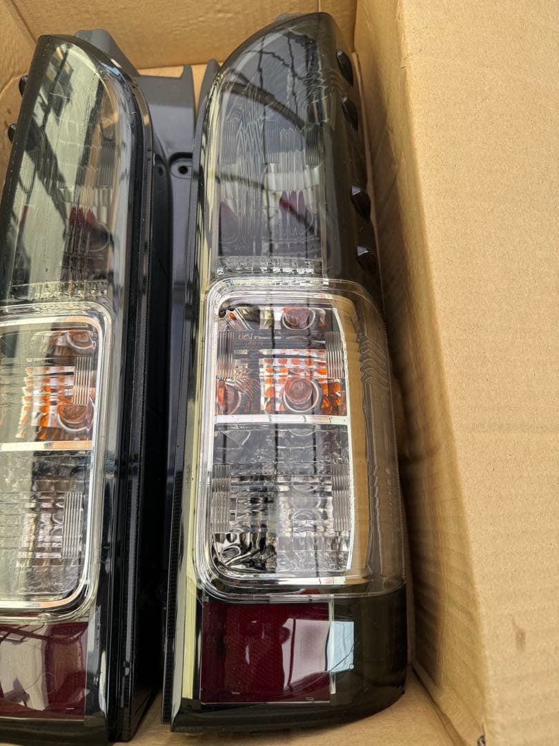 年末限定価格200系ハイエースV 前期後期対応 社外テールランプ左右セット送料込