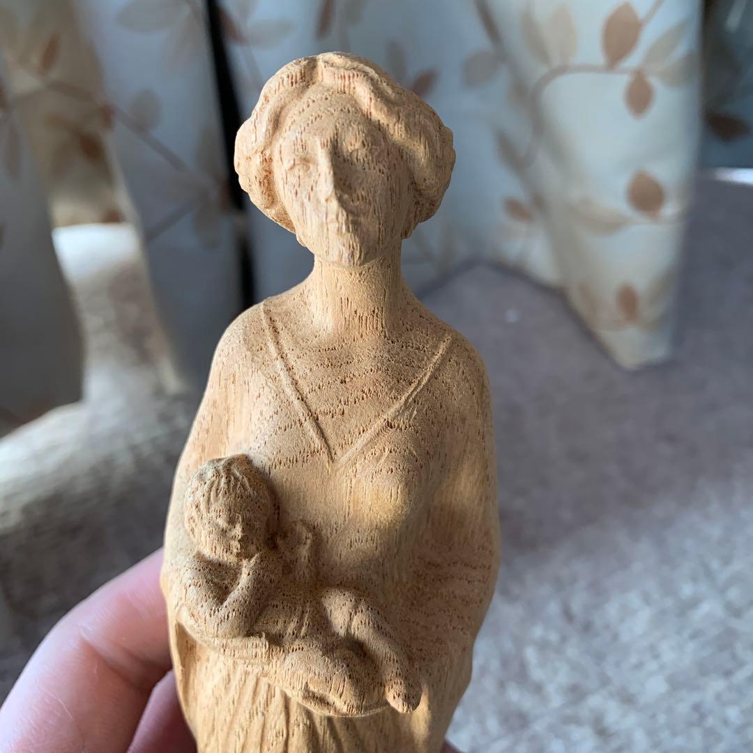 イタリアのレーピ社製の木彫り聖母子像「リバティースタイル」