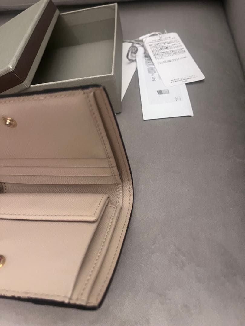 完売品 美品 MARNI 二つ折り財布 牛革 ティーグリーン ライムストーン