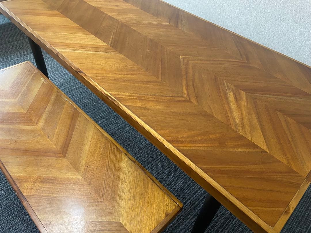 ヘリンボーンパターンのダイニングテーブル(椅子なし)
