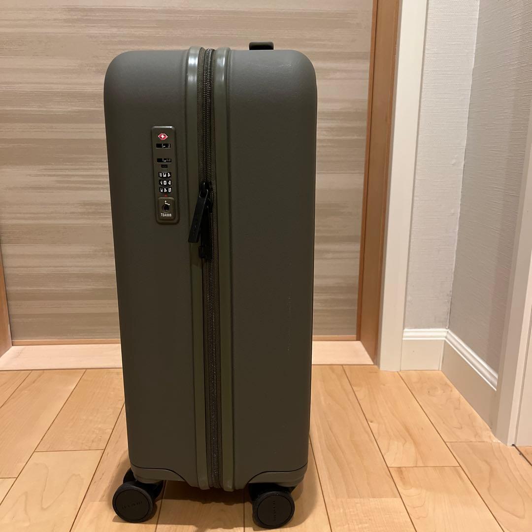 moln（モルン）　キャリーオンスーツケース・モス（緑）　同色タグ付き