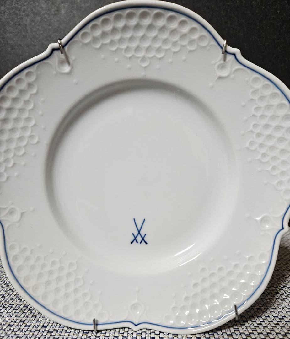 【Meissen】マイセン　ホワイトレリーフ　300周年記念マーク入り　プレート