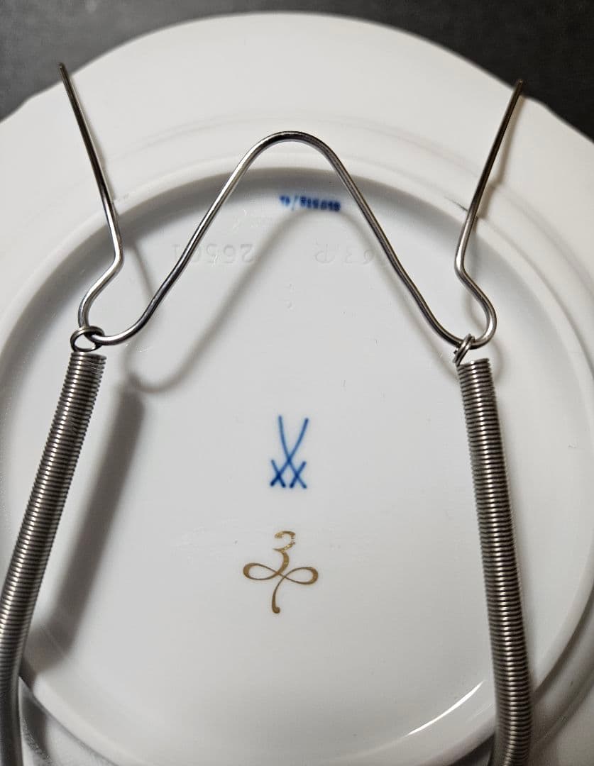 【Meissen】マイセン　ホワイトレリーフ　300周年記念マーク入り　プレート