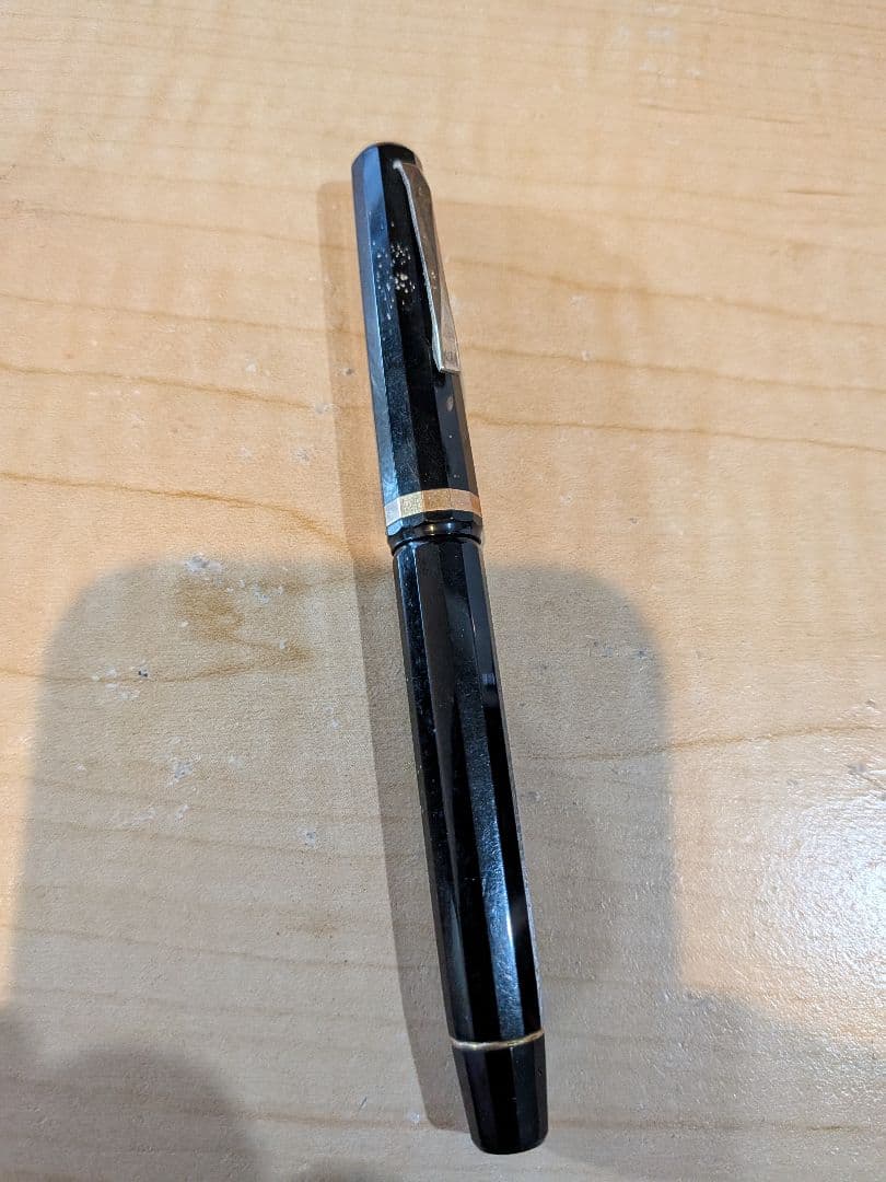 黒の万年筆 金ペン先 八角形キャップ