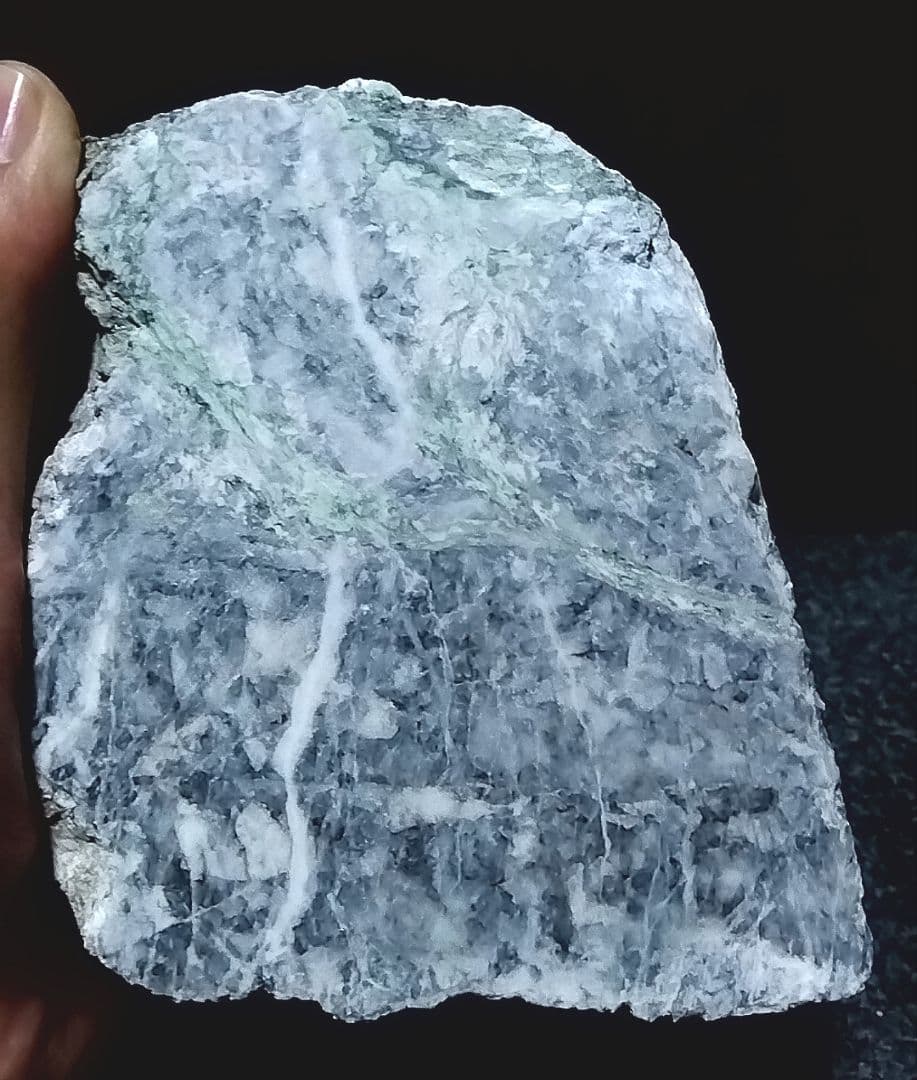 ★翡翠原石★糸魚川転石硬玉【横川・川ズレ・カチ割り2.6kg】