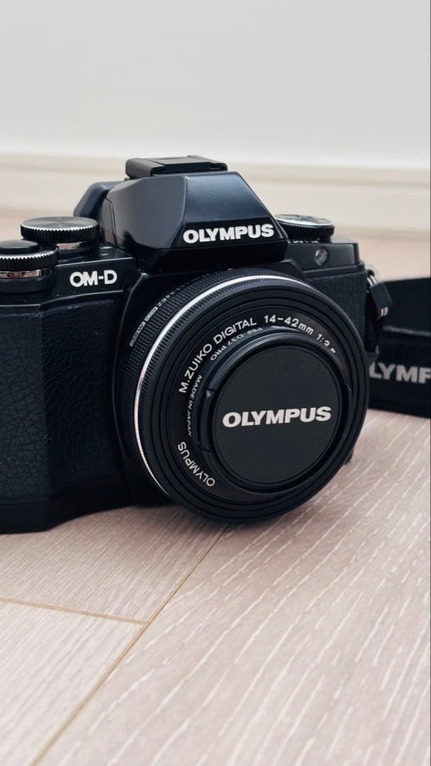 OLYMPUS OM-D E-M10 本体　レンズ付き