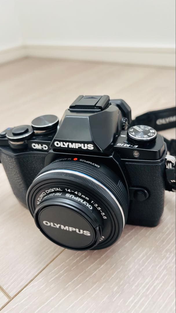 OLYMPUS OM-D E-M10 本体　レンズ付き