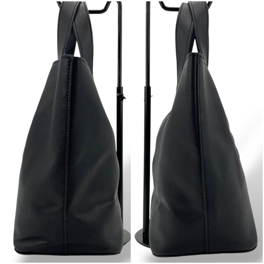 【極美品】バーニーズニューヨーク ハンドバッグ エンボスロゴ レザー ブラック