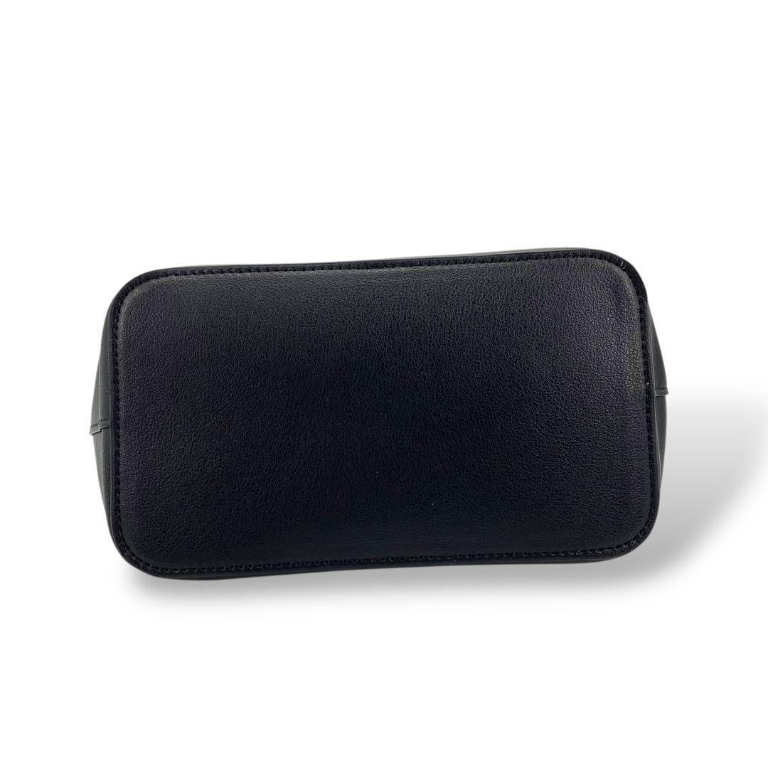 【極美品】バーニーズニューヨーク ハンドバッグ エンボスロゴ レザー ブラック